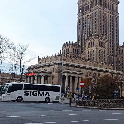 autokar sigma na wynajem na ulicy